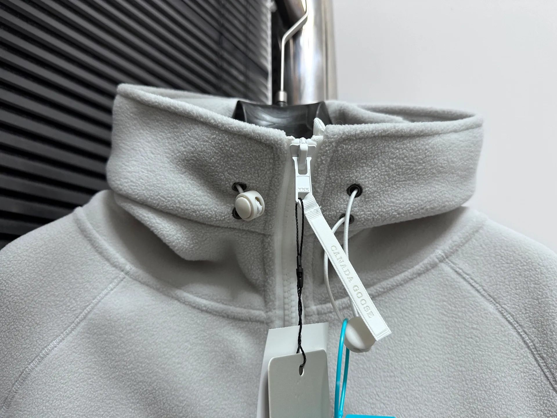 P600 [Canada Goose] Chilliwa 01 hooded wool fleece long-sleeved pilot #Canada Goose Chilliwa wool fleece pilot Canada goose Chilliwa Fce Bomber HUMANATURE, limited white label wool fleece. Light gray seems to be a color that is not available in every country. I like the white label. It is really high-end. Soft and comfortable, not heavy. Buyers who like it should hurry up😈 Size: S-XL